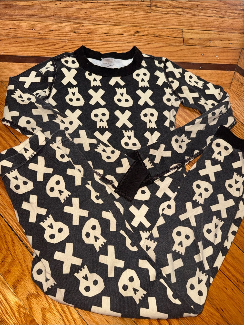 Hanna Andersson Kids Black Skull & Cross Pajama Set size 10